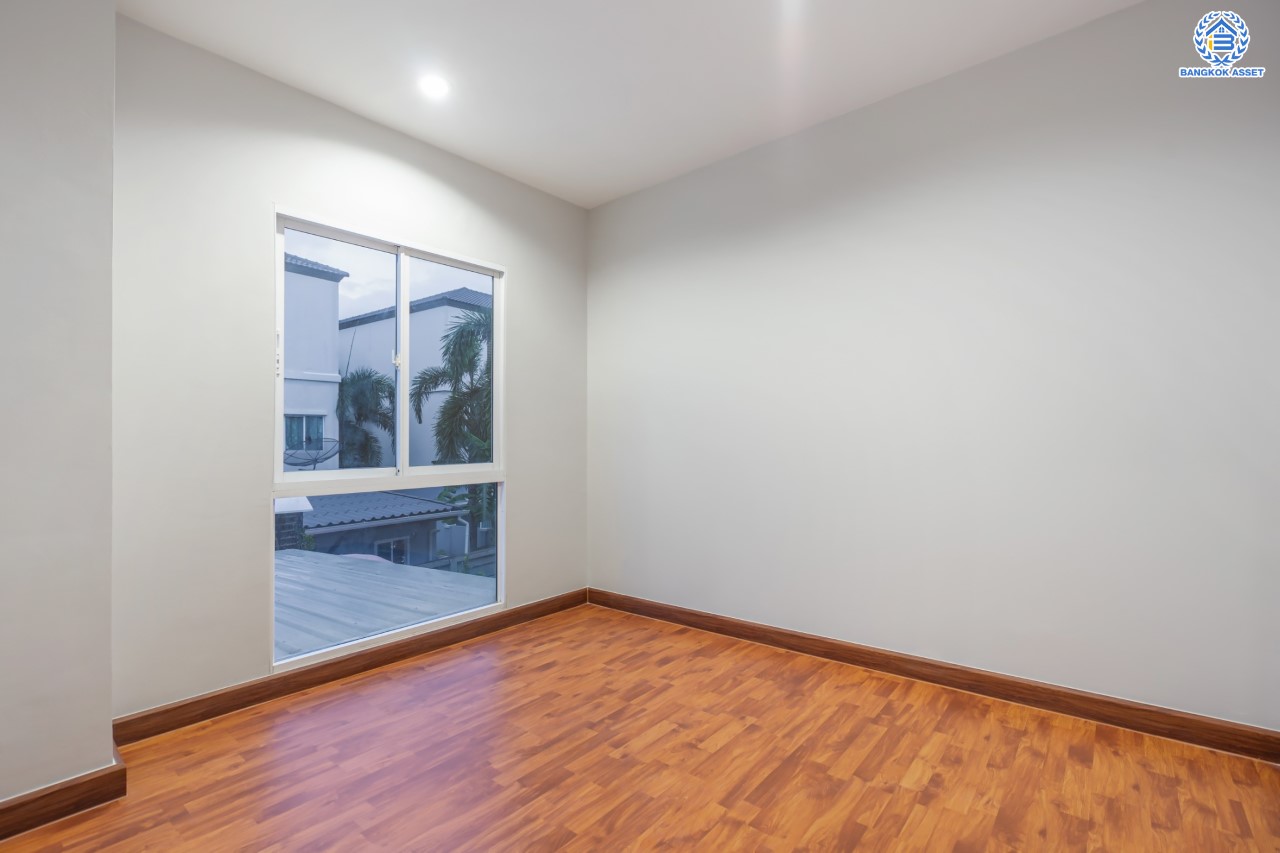 บ้านมือสองตกแต่งใหม่ ม.พาทิโอ แจ้งวัฒนะ-เมืองทอง ใจกลางเมืองทองธานี พร้อมสิ่งอำนวยความสะดวกครบครัน ใกล้ทะเลสาบเมืองทอง หลังใหญ่ 3 ชั้น บนเนื้อที่ 22 ตร.ว. ฟังก์ชัน พร้อม 3 ห้องนอน 3 ห้องน้ำ บนทำเลเชื่อมต่อ ถ.ติวานนท์, ถ.แจ้งวัฒนะ ใกล้ทางด่วน "เมืองทอง"...